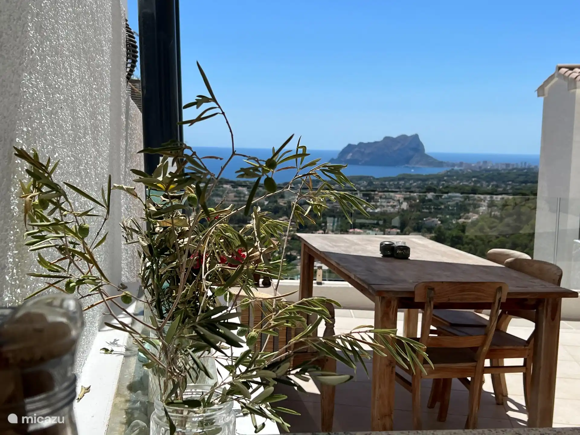 Außenküche mit Sitzecke und schöner Aussicht 
