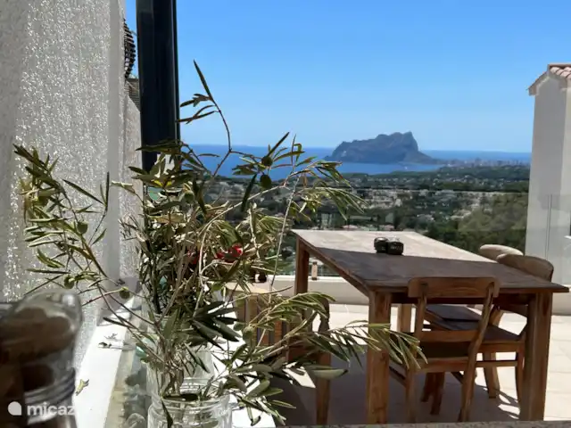 Location de Vacances Espagne, Costa Blanca, Moraira, villa - Villa Charlotte Cuisine extérieure avec coin salon et belle vue