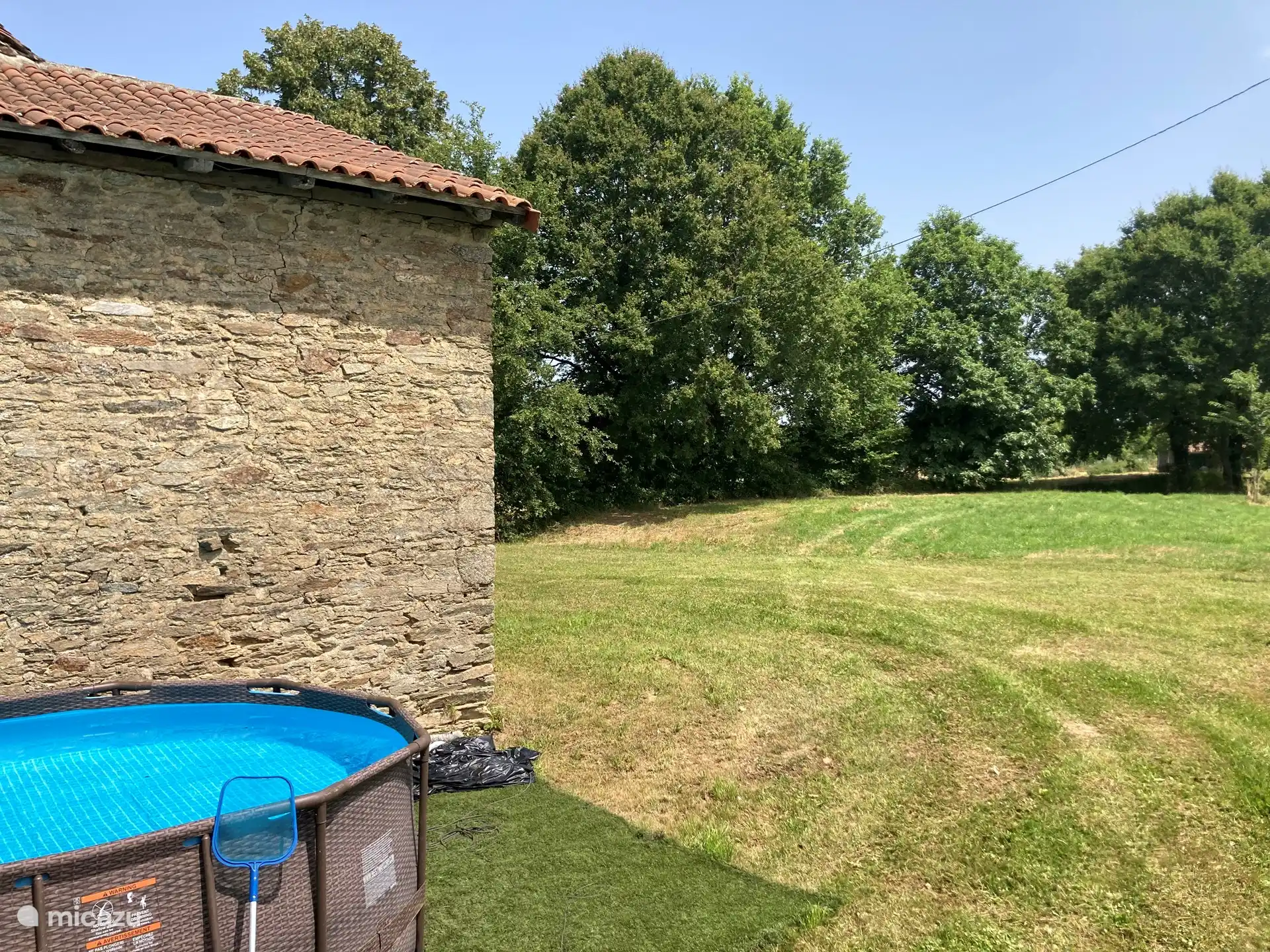 Paz y espacio alrededor de la casa. En verano, la piscina satisface la necesidad de refrescarse. ¿Quieres más espacio para nadar? Esto se puede hacer en uno de los lagos de natación cercanos en Nantheuil, Saint Saud o Saint Eustephe. También hay un lago en nuestra propia finca.