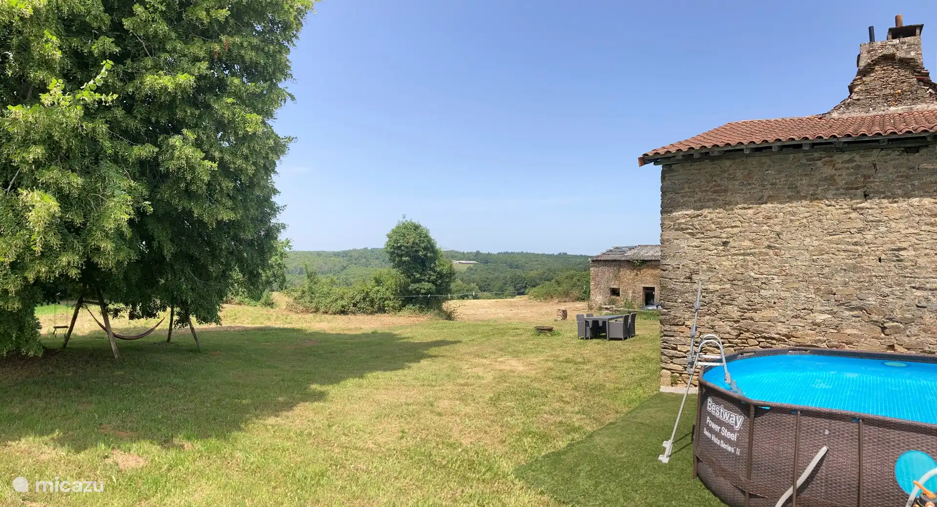 Hasta donde se puede ver hay paz, espacio y naturaleza. Un corto paseo por nuestros campos y bosques le llevará hasta el río La Dronne, en el fondo del valle.