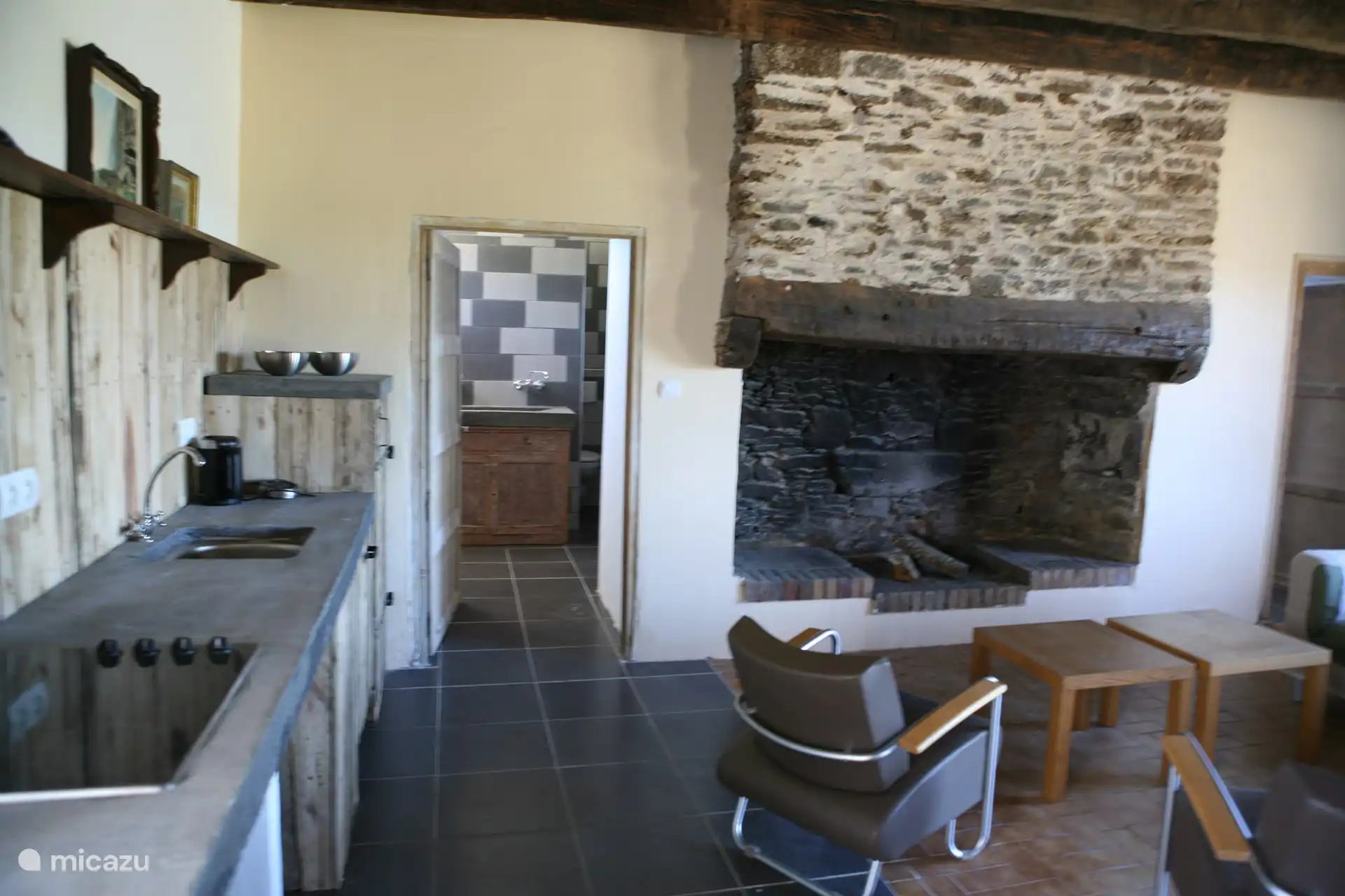 La parte central de la casa cuenta con una amplia cocina. Una cómoda sala de estar junto a la estufa de leña y una bonita cocina para preparar todas las delicias del mercado francés para un aperitivo o una cena acogedora.