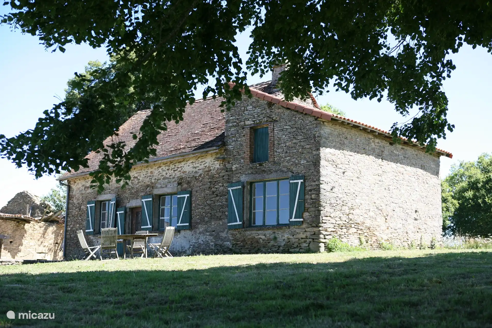 Se puede comer en el interior, pero, por supuesto, es mucho más divertido en el exterior. ¿Al sol o más bien a la sombra del tilo centenario? Hay una barbacoa y una hoguera para la noche.