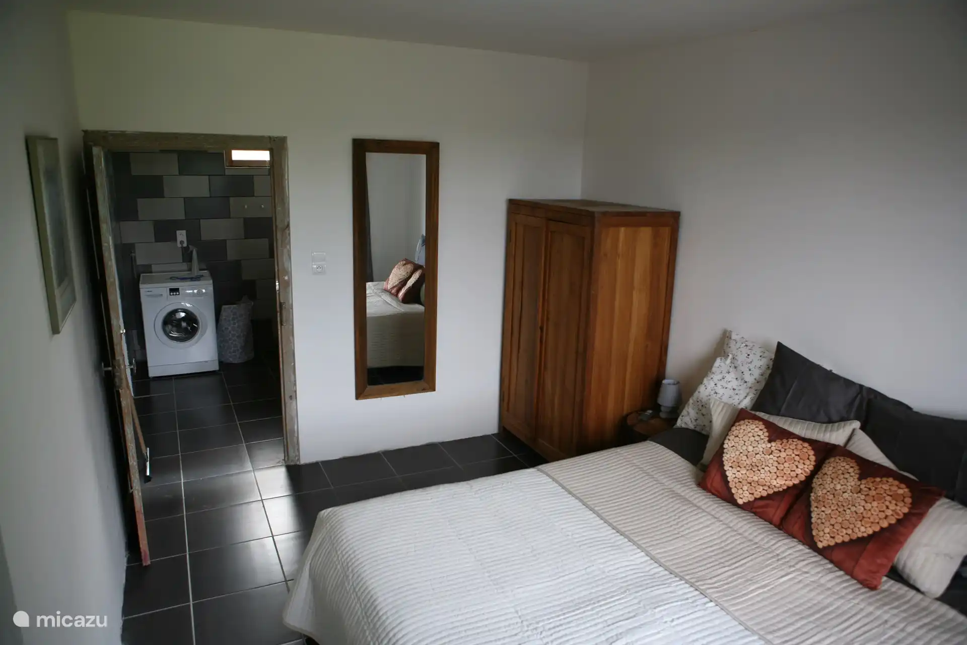 El dormitorio principal tiene su propio acceso al baño.