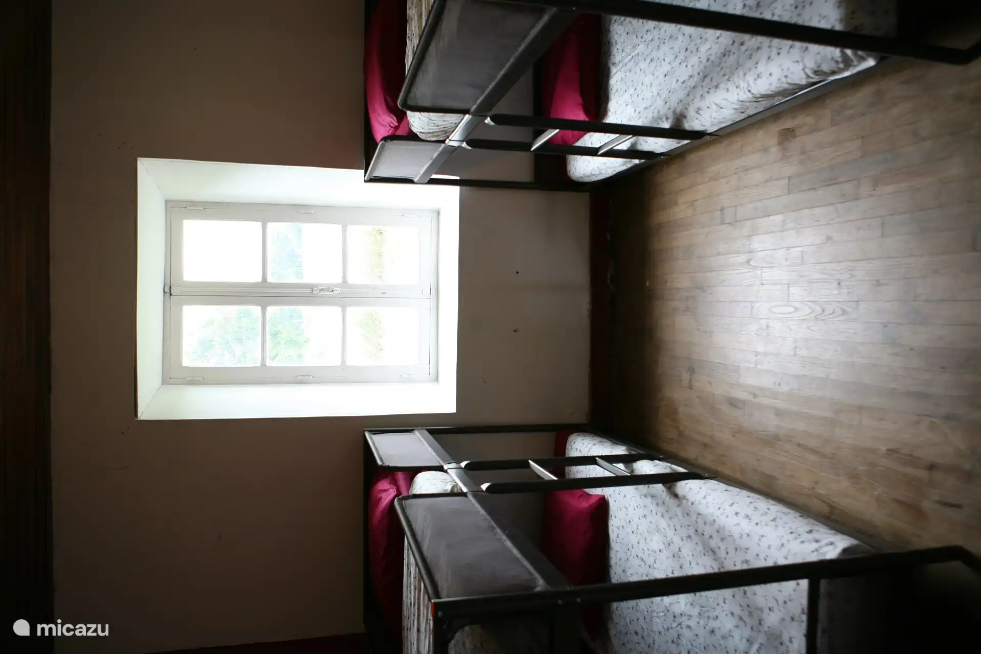 La parte izquierda de la casa ofrece espacio para dos dormitorios. Uno de ellos tiene dos literas, ¡así que hay espacio para todos!