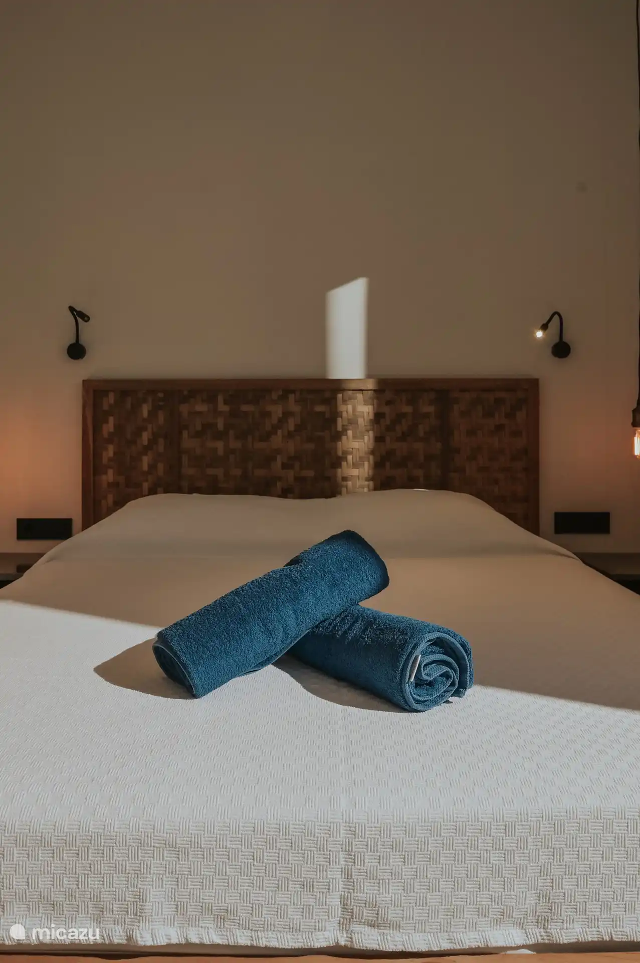 Bett und Handtücher 