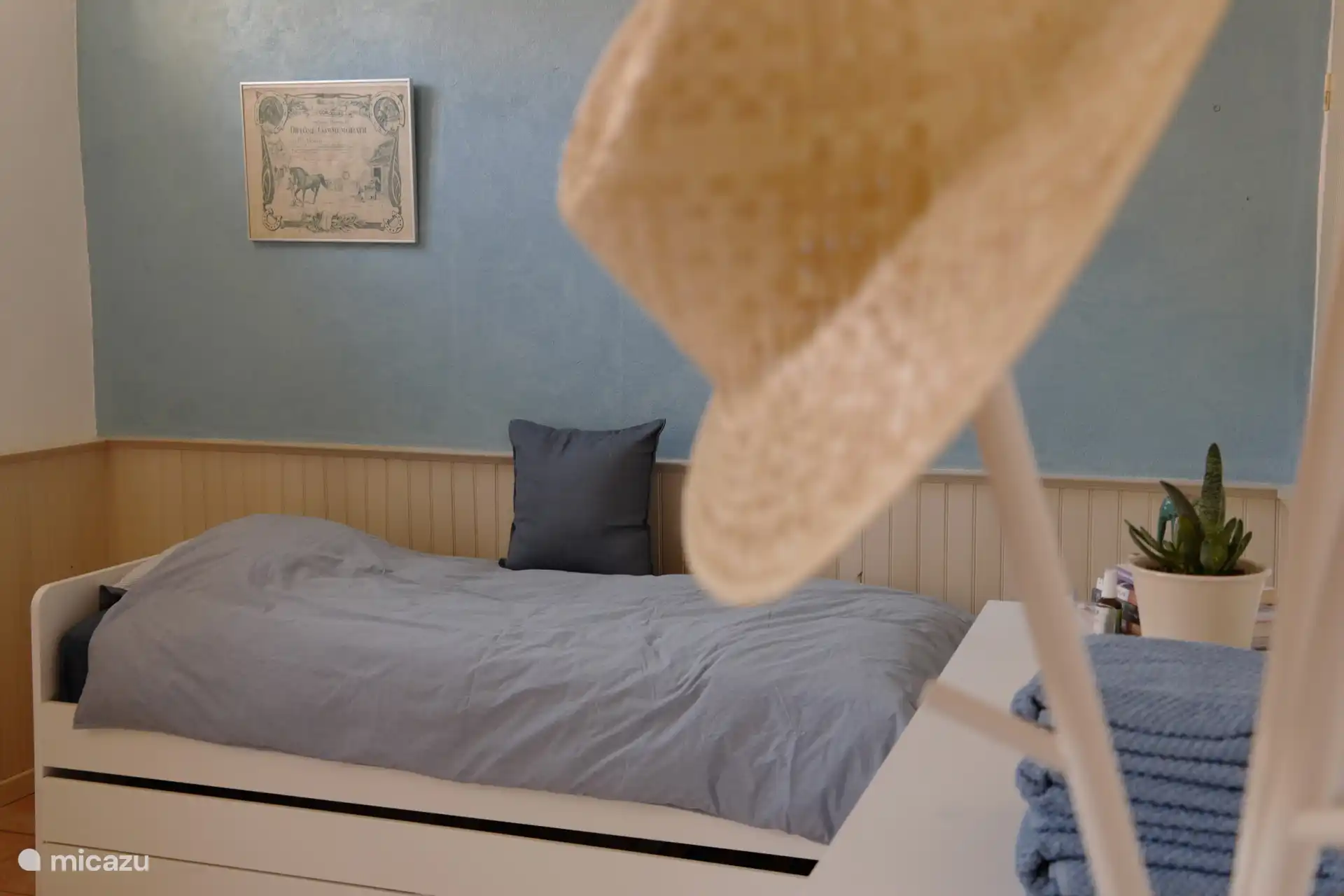 The fifth bedroom, with one or two single bed(s).