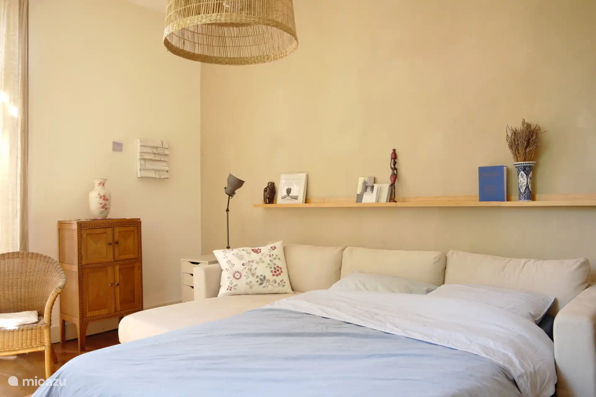 Le petite salon, with comfortable sofa bed for 2 people, in serene sand tones.