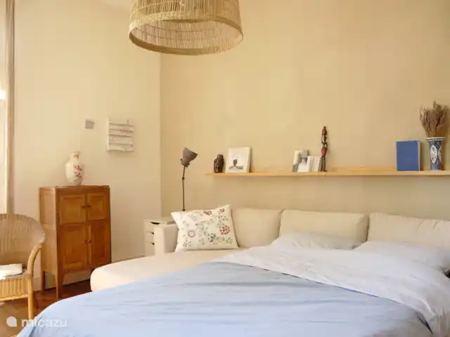 La Grande Maison de Migou | France, Tarn-et-Garonne, Larrazet - manoir / château Le petit salon, avec canapé-lit confortable pour 2 personnes, dans des tons de sable sereins.