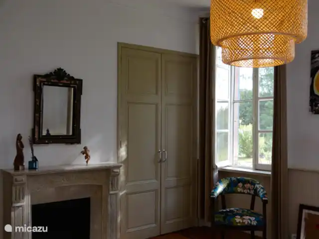 La Grande Maison de Migou | France, Tarn-et-Garonne, Larrazet - manoir / château Chambre 2 avec une armoire intégrée avec lavabo / miroir.