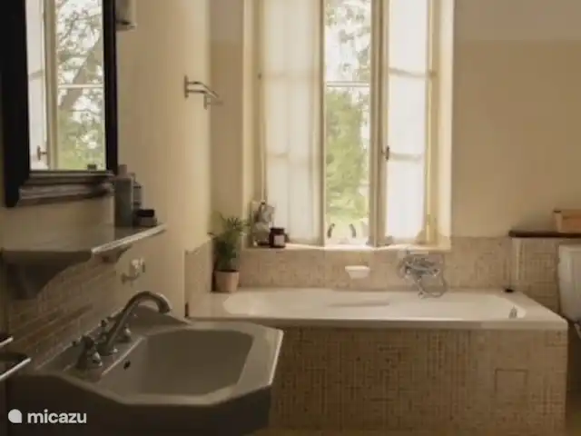 La Grande Maison de Migou | France, Tarn-et-Garonne, Larrazet - manoir / château La salle de bain dans la maison avec baignoire et cabine de douche séparée.
