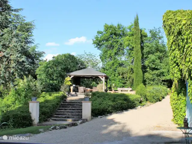 La Grande Maison de Migou | France, Tarn-et-Garonne, Larrazet - manoir / château Partout sur le domaine, il y a de jolis endroits à découvrir, comme le gazebo couvert.