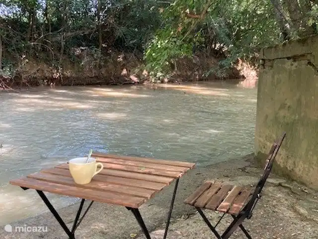 La Grande Maison de Migou | France, Tarn-et-Garonne, Larrazet - manoir / château Boire un café au bord de la rivière.