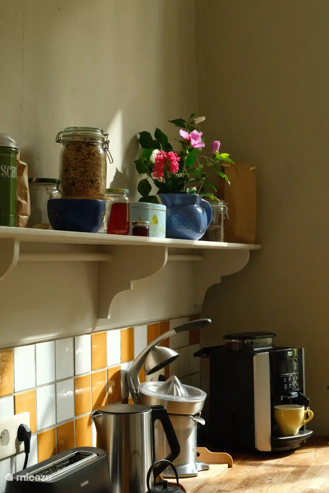 The cozy kitchen with dishwasher (and Nespresso coffee machine).