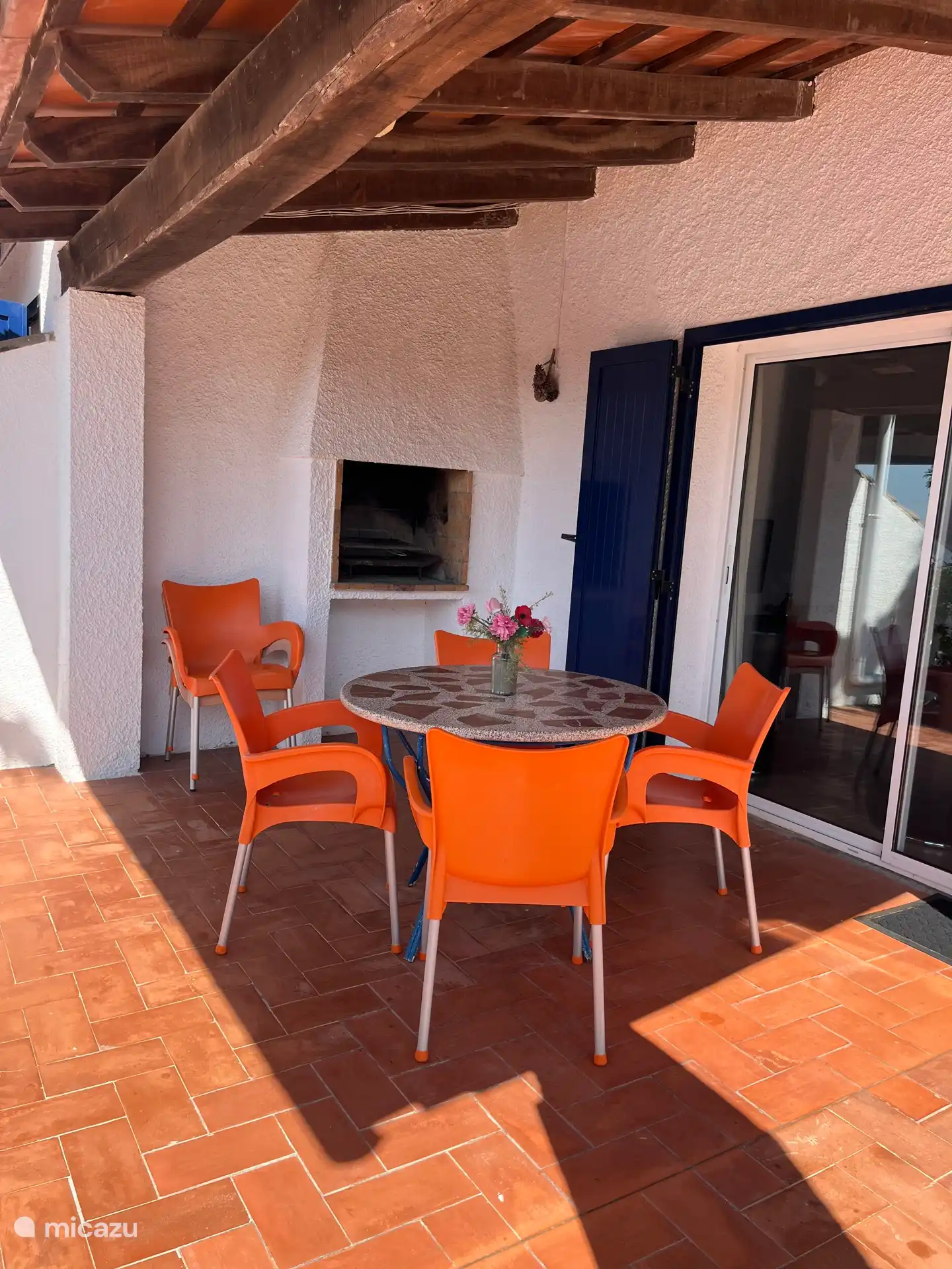 Die großzügige Terrasse mit eingebautem Grill