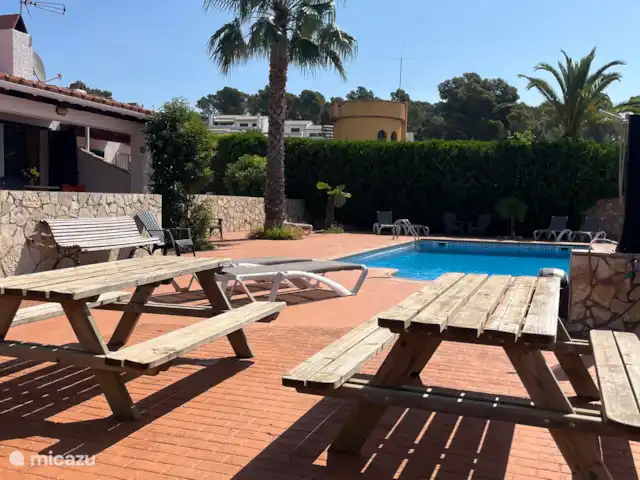 Location de Vacances Espagne, Costa Brava, L'Estartit, bungalow - Palmeras Estartit B Le jardin avec tables de pique-et transats