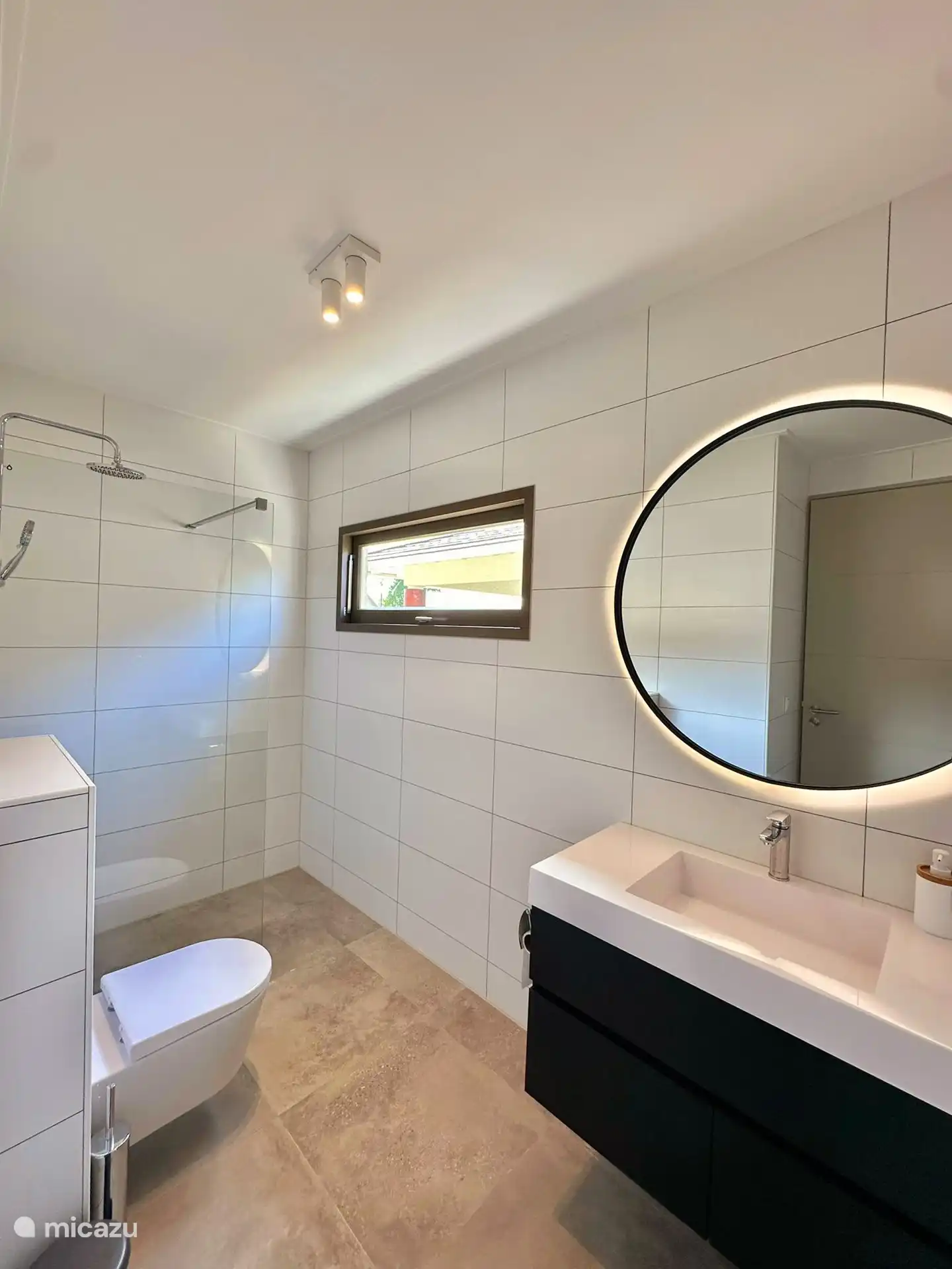 Badkamer met regendouche