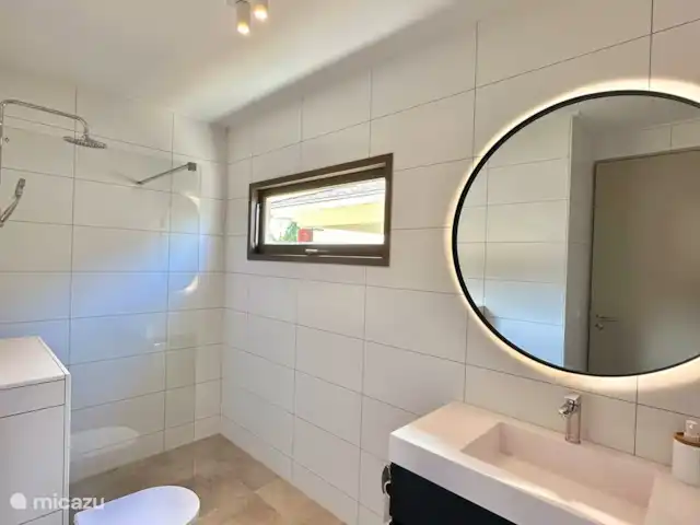 Location de Vacances Curaçao, Curaçao-Centre, Blue Bay, villa - Villa Jazmyn 26@Blue Bay Curaçao Salle de bain avec douche à effet pluie
