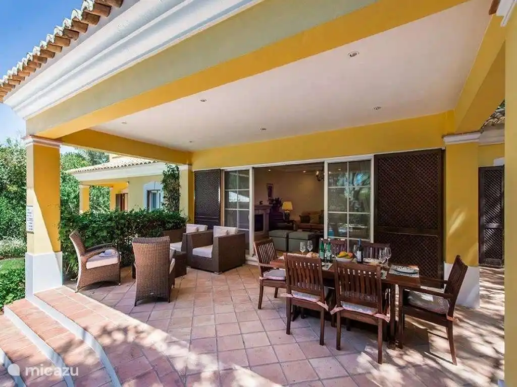 Terrasse mit Lounge-Set und Esstisch 