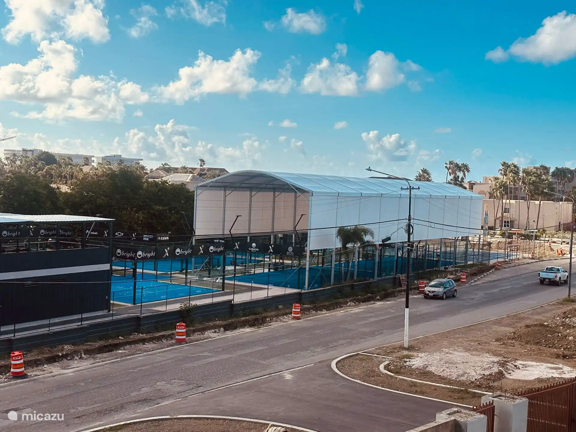Blick auf den Paddle- und Tennisplatz entlang des Parks 