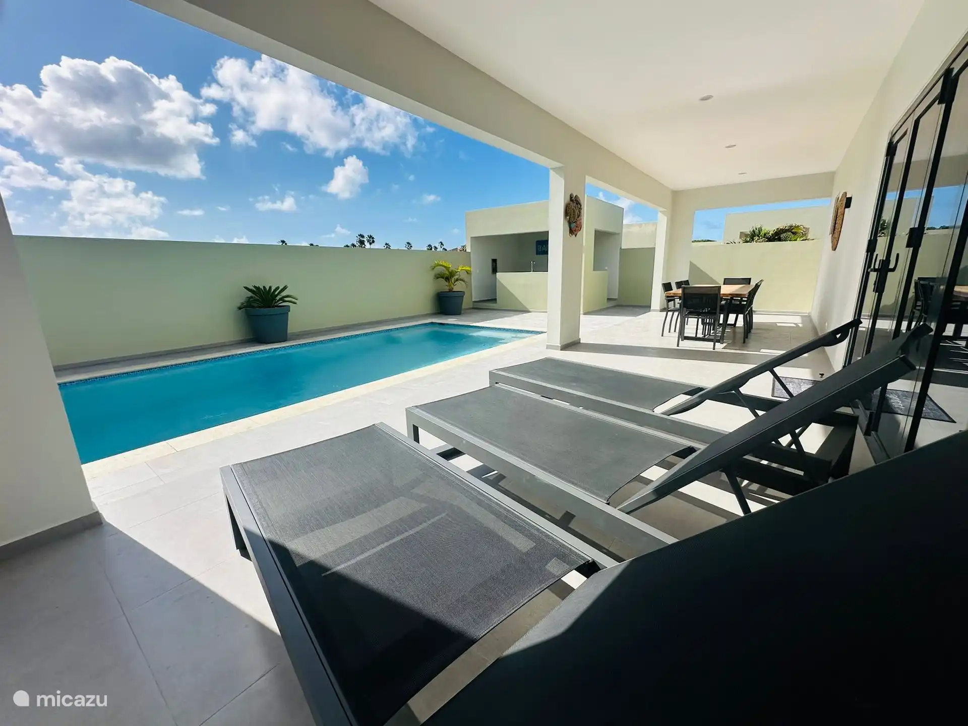 Veranda mit Sonnenliegen