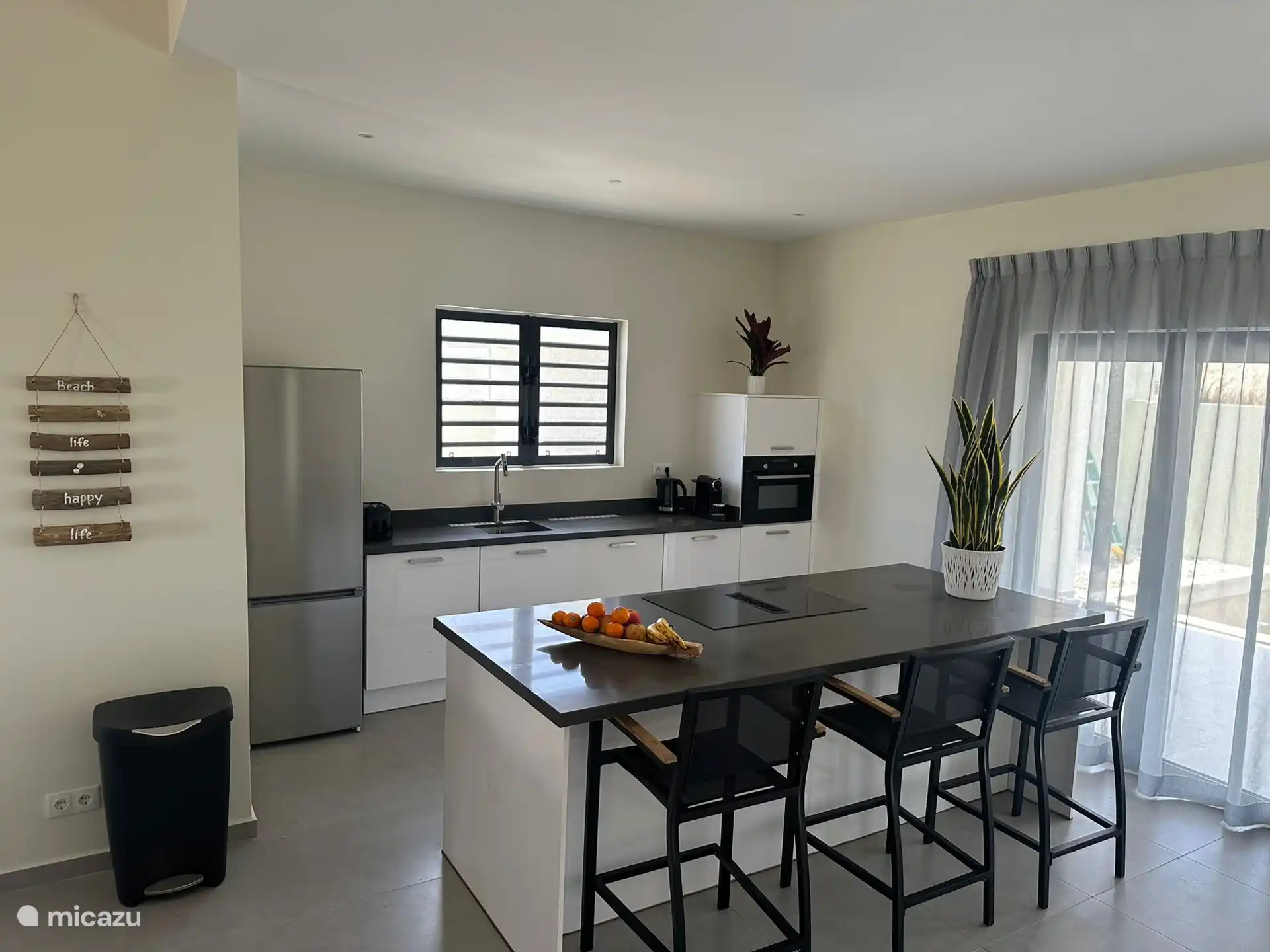 Küche mit Geschirrspüler, Backofen, Kühlschrank 