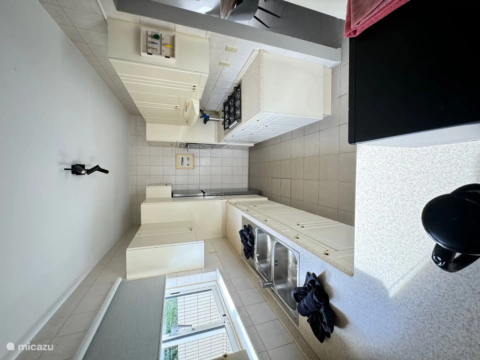 Grande cuisine équipée de tout le nécessaire pour préparer des repas copieux