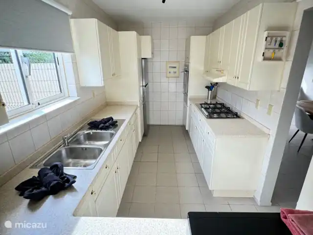 Kas Felis huren in Curaçao, Curacao-Midden, Santa Rosa-Scherpenheuvel - vakantiehuis Grote keuken voorzien van alles wat nodig is om uitgebreide maaltijden te prepareren