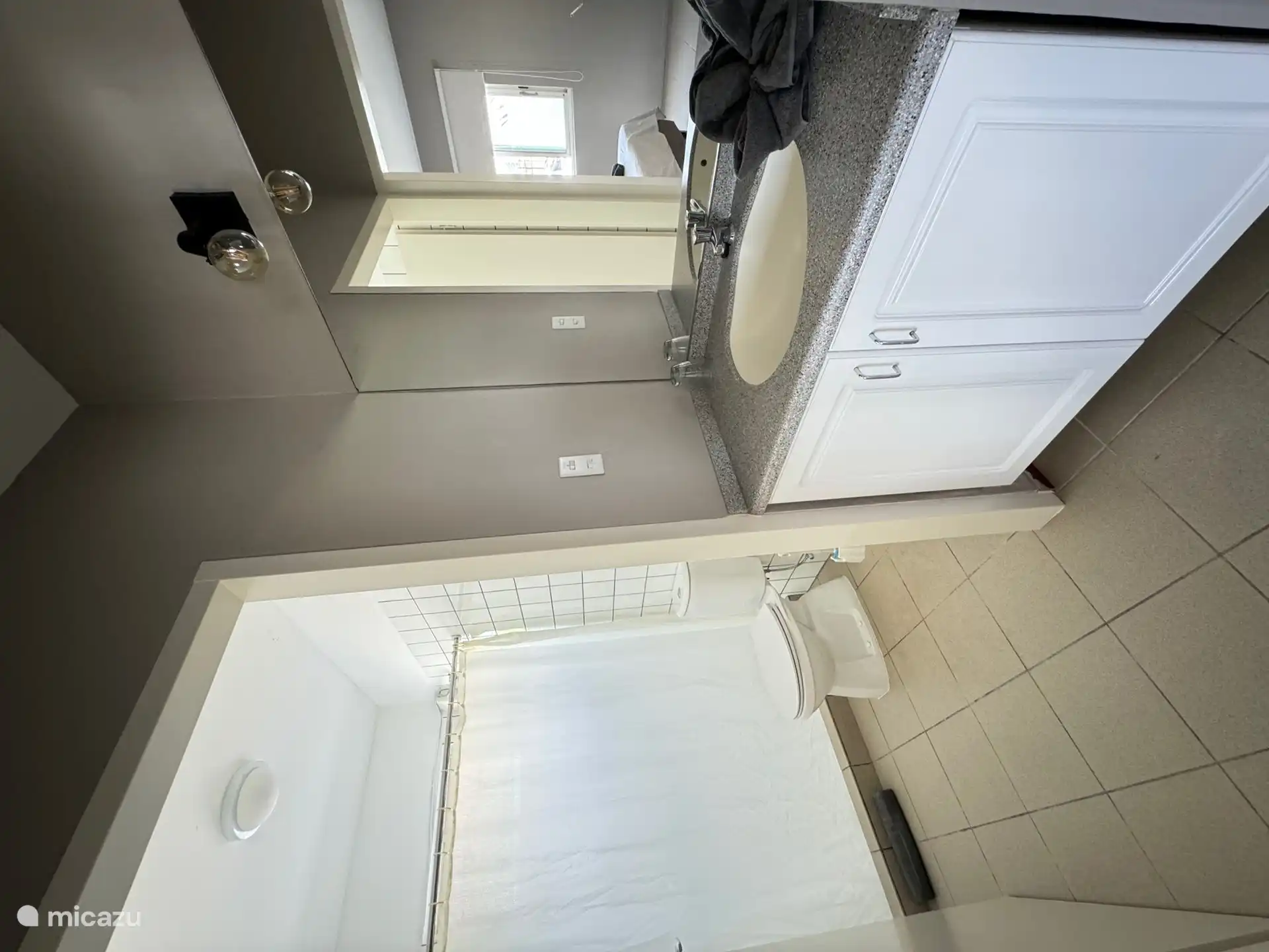 Salle de bain 2, avec douche, toilettes et meuble vasque. Cette salle de bain est partagée avec les chambres 2 et 3