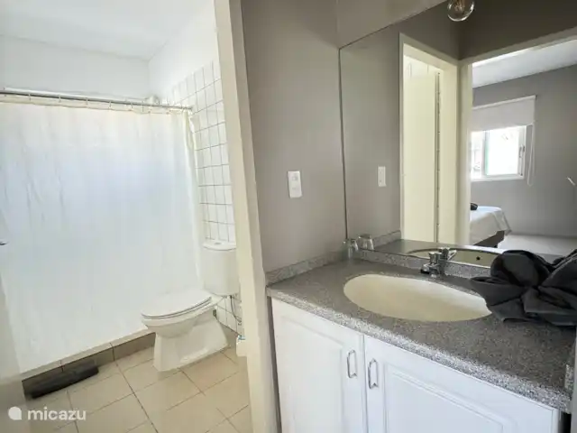 Kas Felis huren in Curaçao, Curacao-Midden, Santa Rosa-Scherpenheuvel - vakantiehuis Badkamer 2, voorzien van douche, toilet en badmeubel. Deze badkamer wordt gedeeld met slaapkamer 2 en 3