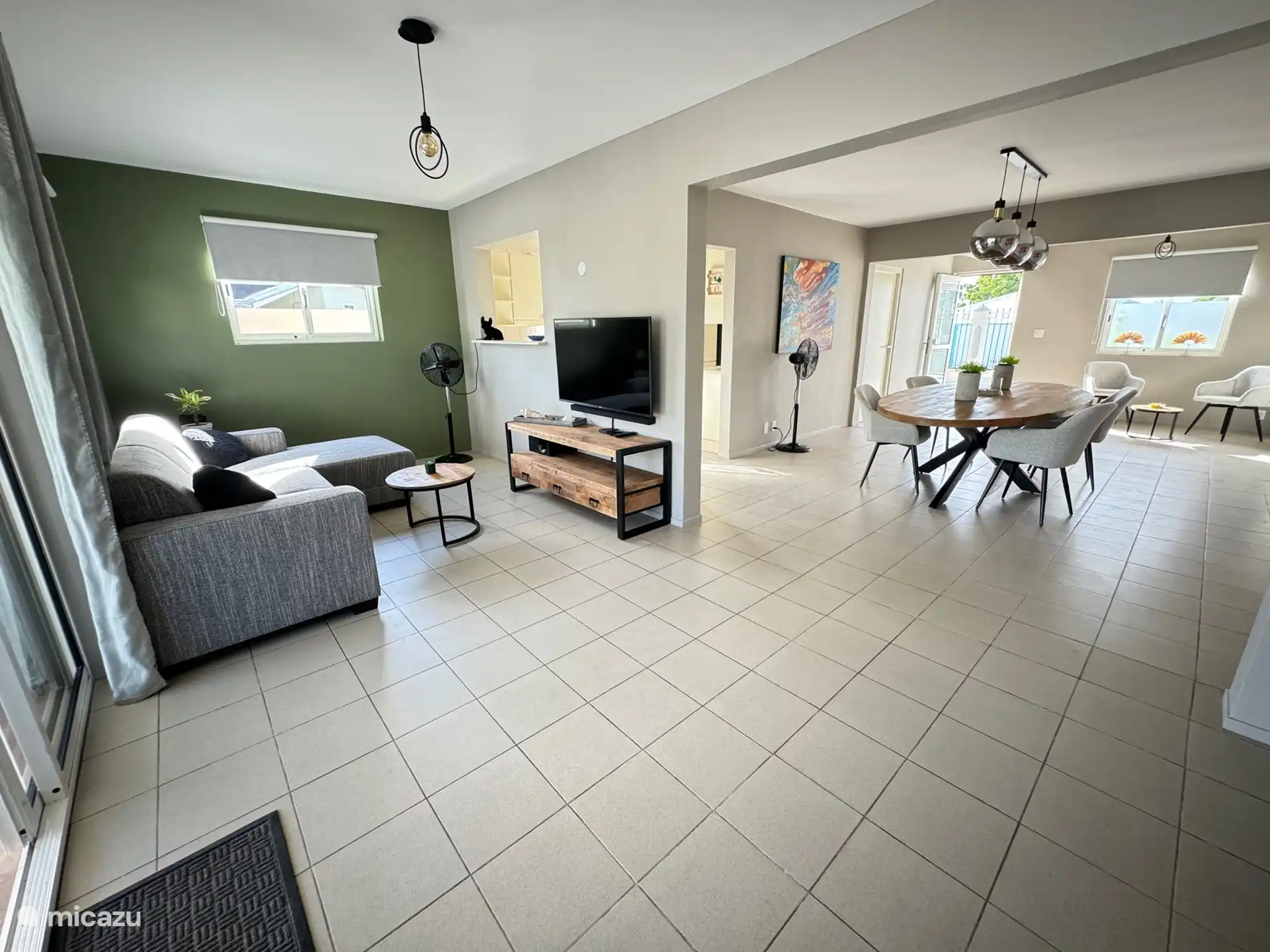 Salon avec coin salon confortable et TV. La télévision est équipée de toutes les chaînes NL et d’une option de lecture