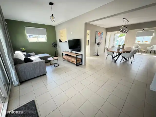 Kas Felis huren in Curaçao, Curacao-Midden, Santa Rosa-Scherpenheuvel - vakantiehuis Woonkamer met comfortabele zithoek en tv. De tv is voorzien van alle NL zenders en terugkijkmogelijkheid