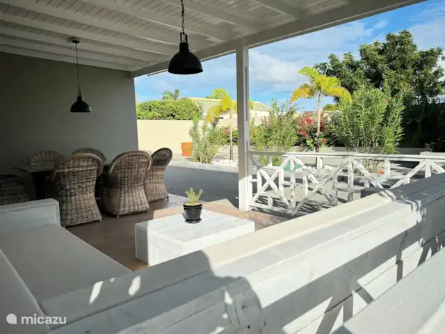 Kas Felis huren in Curaçao, Curacao-Midden, Santa Rosa-Scherpenheuvel - vakantiehuis Heerlijk terras op de wind, voorzien van eettafel met stoelen en luxe loungeset