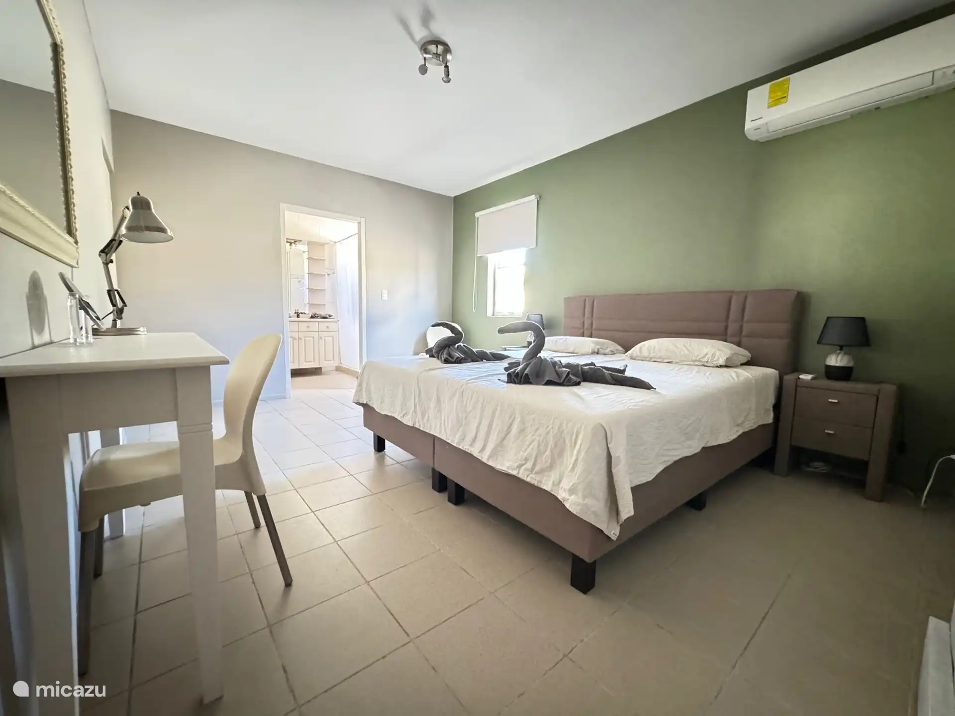 Chambre des maîtres avec lit boxspring 2 personnes, grand dressing et salle de bain attenante avec douche, toilettes et meuble vasque