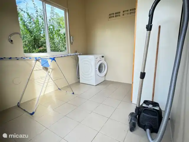 Kas Felis huren in Curaçao, Curacao-Midden, Santa Rosa-Scherpenheuvel - vakantiehuis Waskamer voorzien van wasmachine, stofzuiger, strijkplank, strijkijzer en droogrek