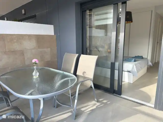 Flamenca Village met groot balkon huren in Spanje, Costa Blanca, Orihuela Costa - appartement Groot balkon met loungeset en eettafel