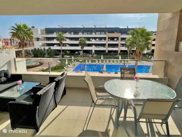 Flamenca Village met groot balkon huren in Spanje, Costa Blanca, Orihuela Costa - appartement Groot balkon met loungeset en eettafel