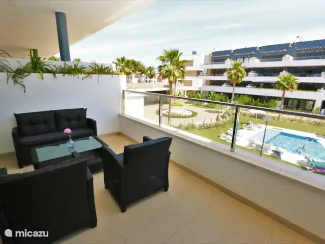 Flamenca Village met groot balkon huren in Spanje, Costa Blanca, Orihuela Costa - appartement Groot balkon met loungeset en eettafel