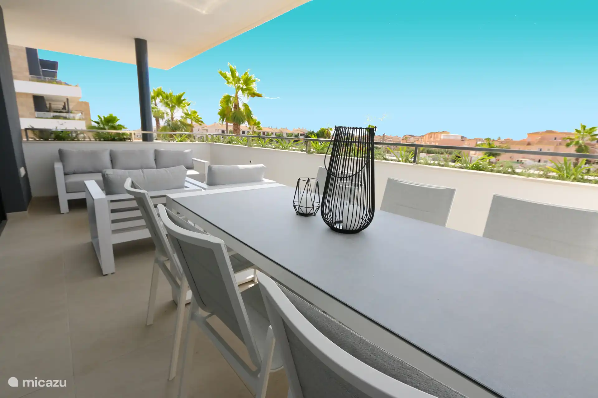 Balcón con juego de salón y juego de mesa