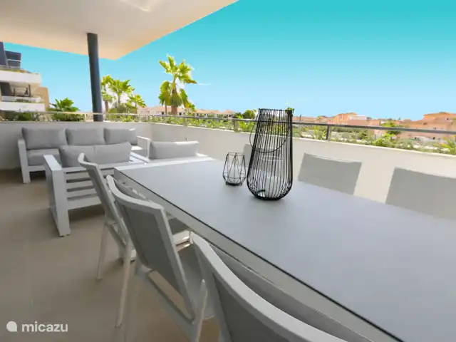 Appartement de 3 pièces à Flamenca Village | Espagne, Costa Blanca, Orihuela Costa - appartement Balcon avec salon et table