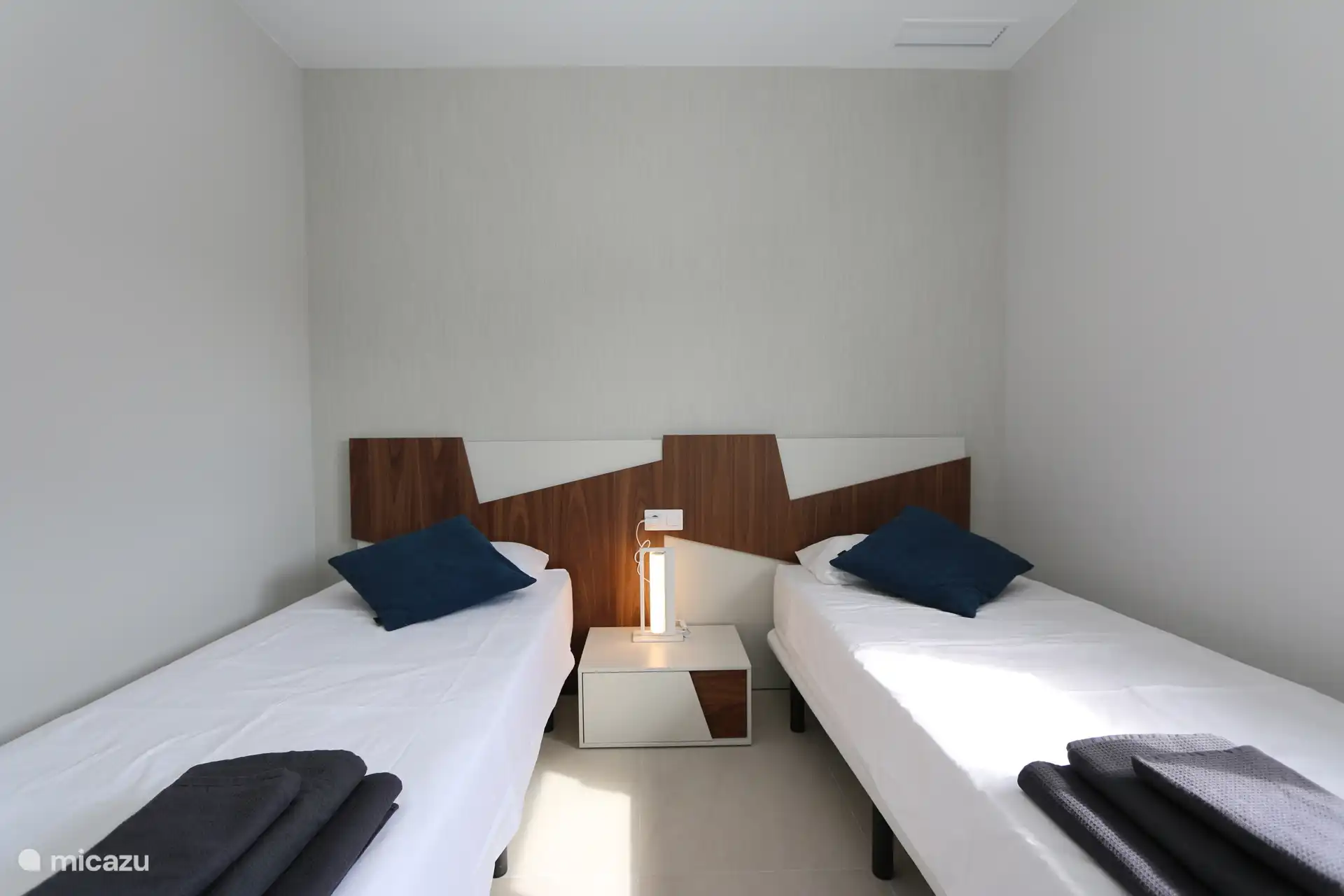 Dormitorio con dos camas individuales