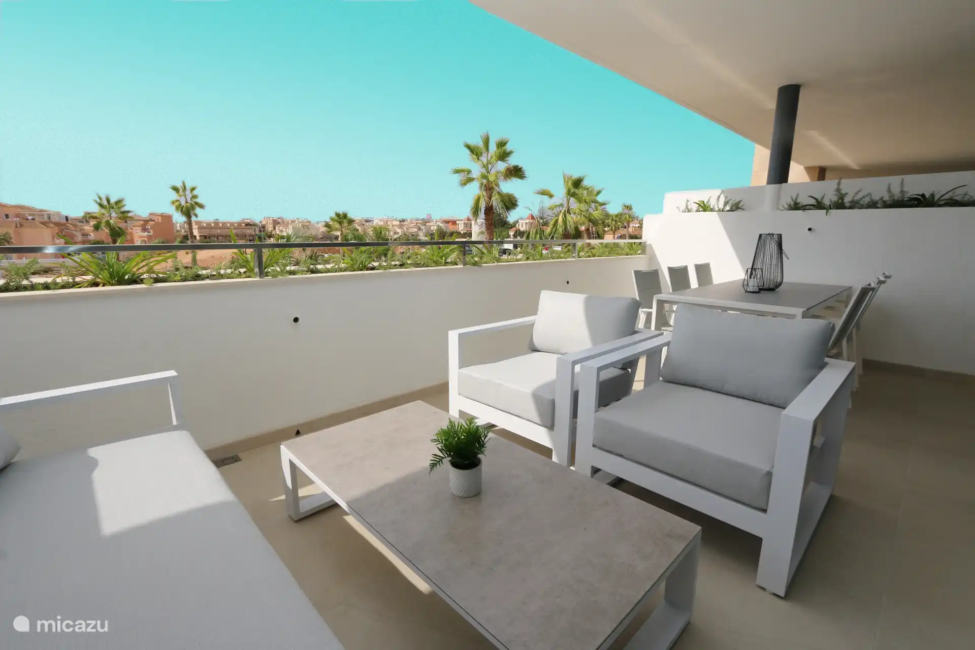 Balcón con juego de salón y juego de mesa