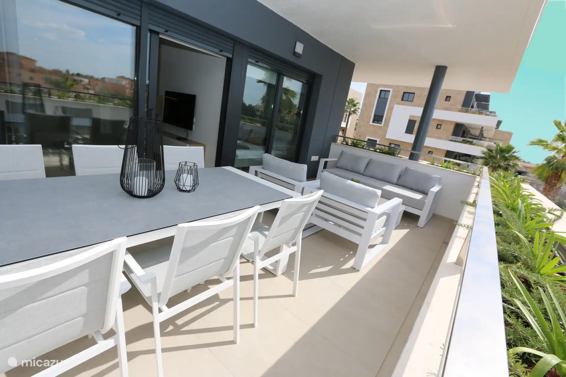 Balcón con juego de salón y juego de mesa