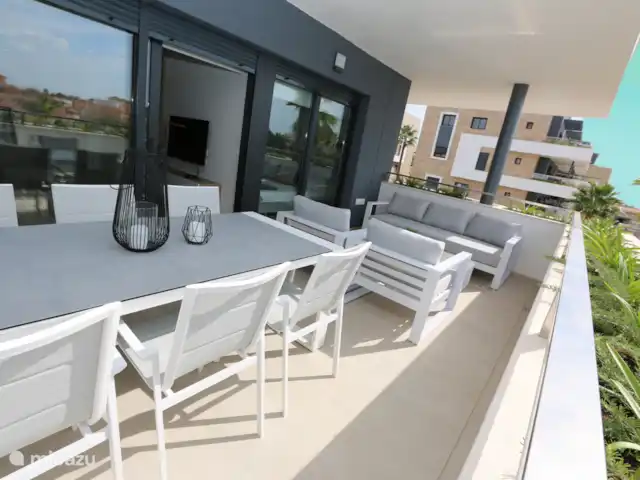 Appartement de 3 pièces à Flamenca Village | Espagne, Costa Blanca, Orihuela Costa - appartement Balcon avec salon et table