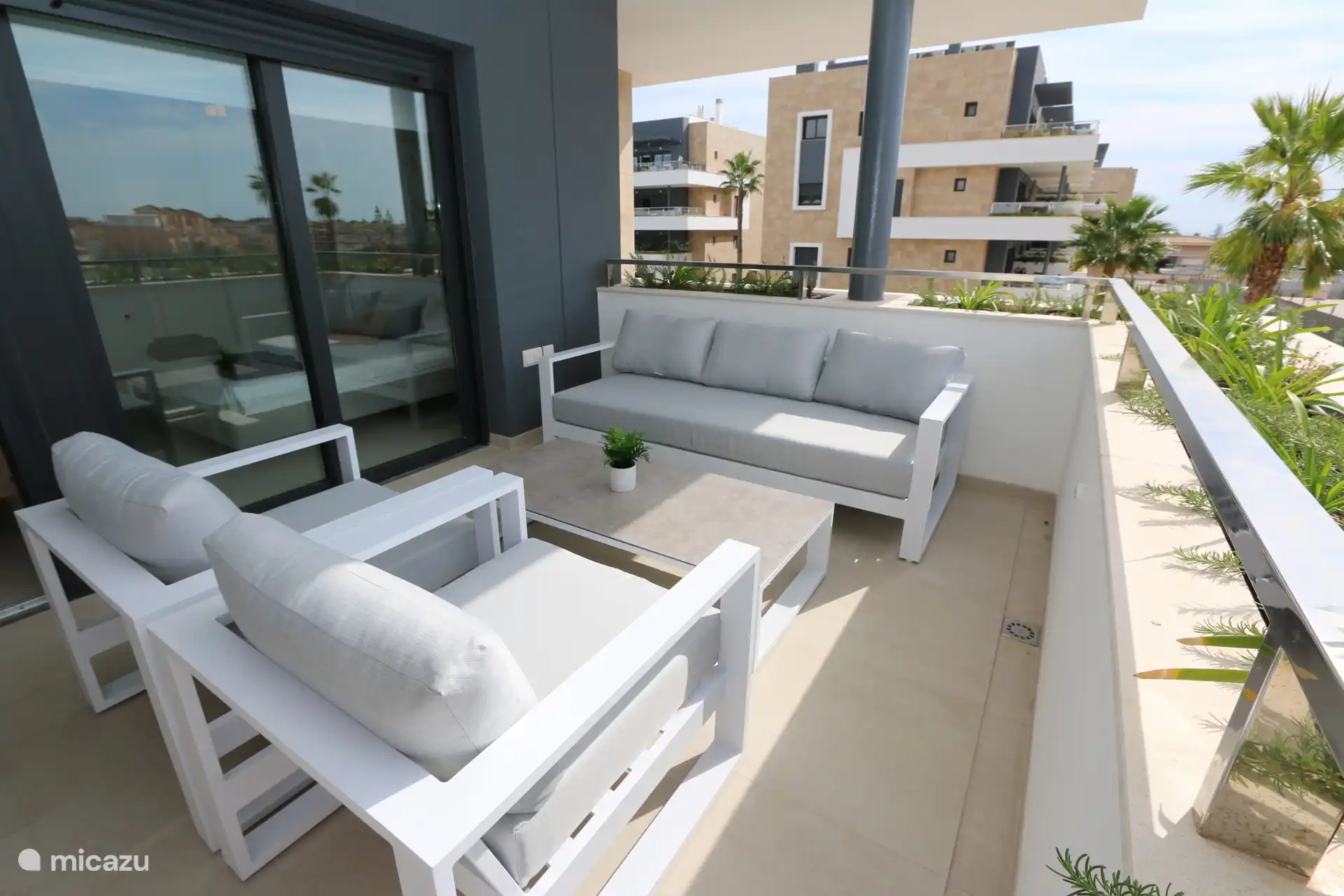 Balcón con juego de salón y juego de mesa