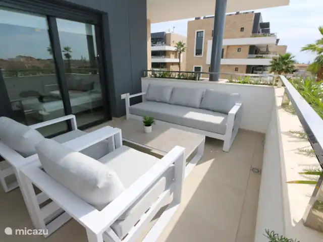Appartement de 3 pièces à Flamenca Village | Espagne, Costa Blanca, Orihuela Costa - appartement Balcon avec salon et table