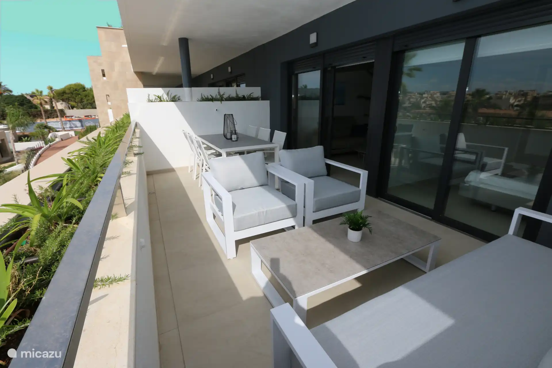 Balcón con juego de salón y juego de mesa