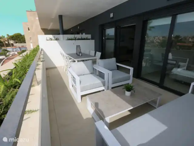 Appartement de 3 pièces à Flamenca Village | Espagne, Costa Blanca, Orihuela Costa - appartement Balcon avec salon et table