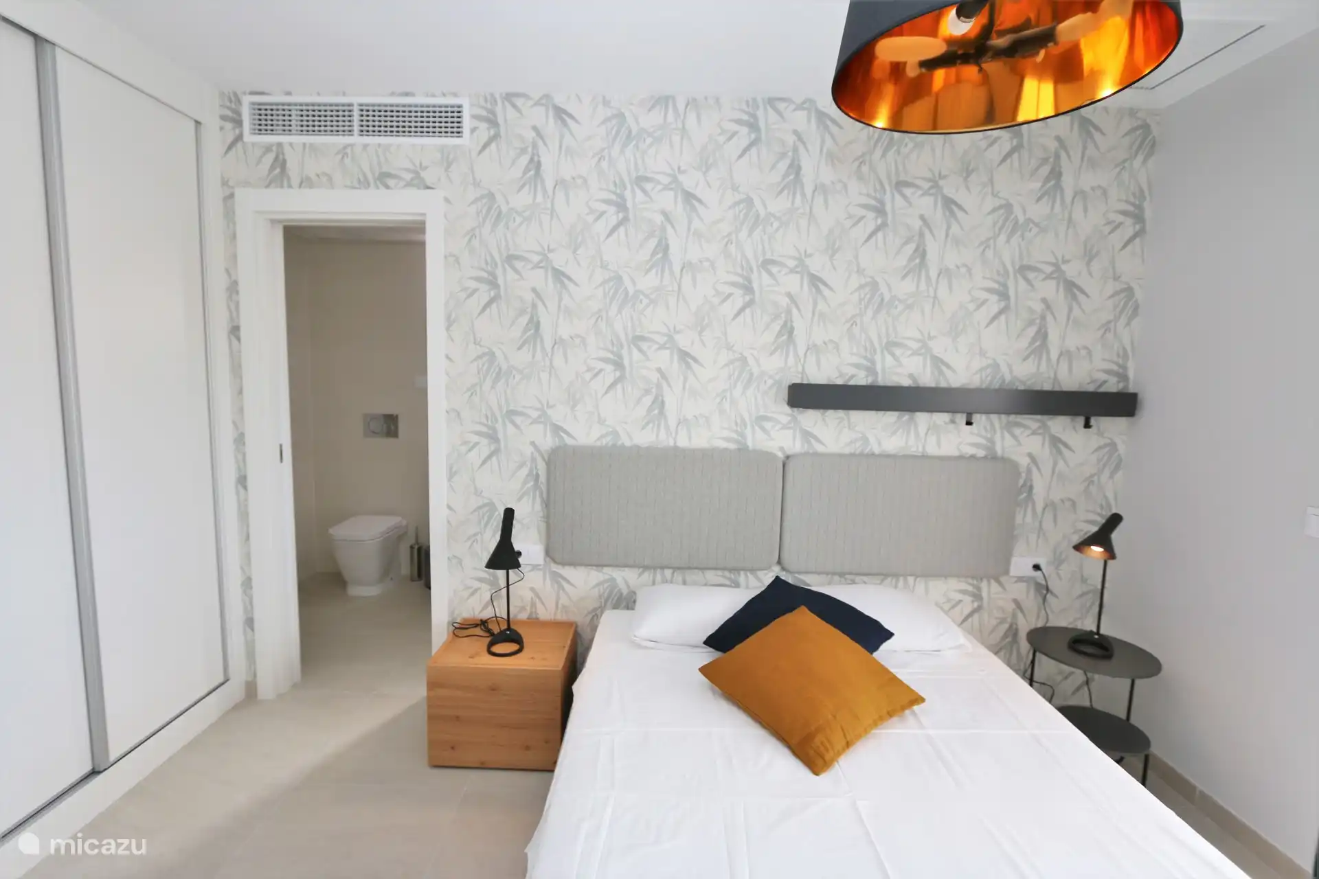 Dormitorio con cama doble