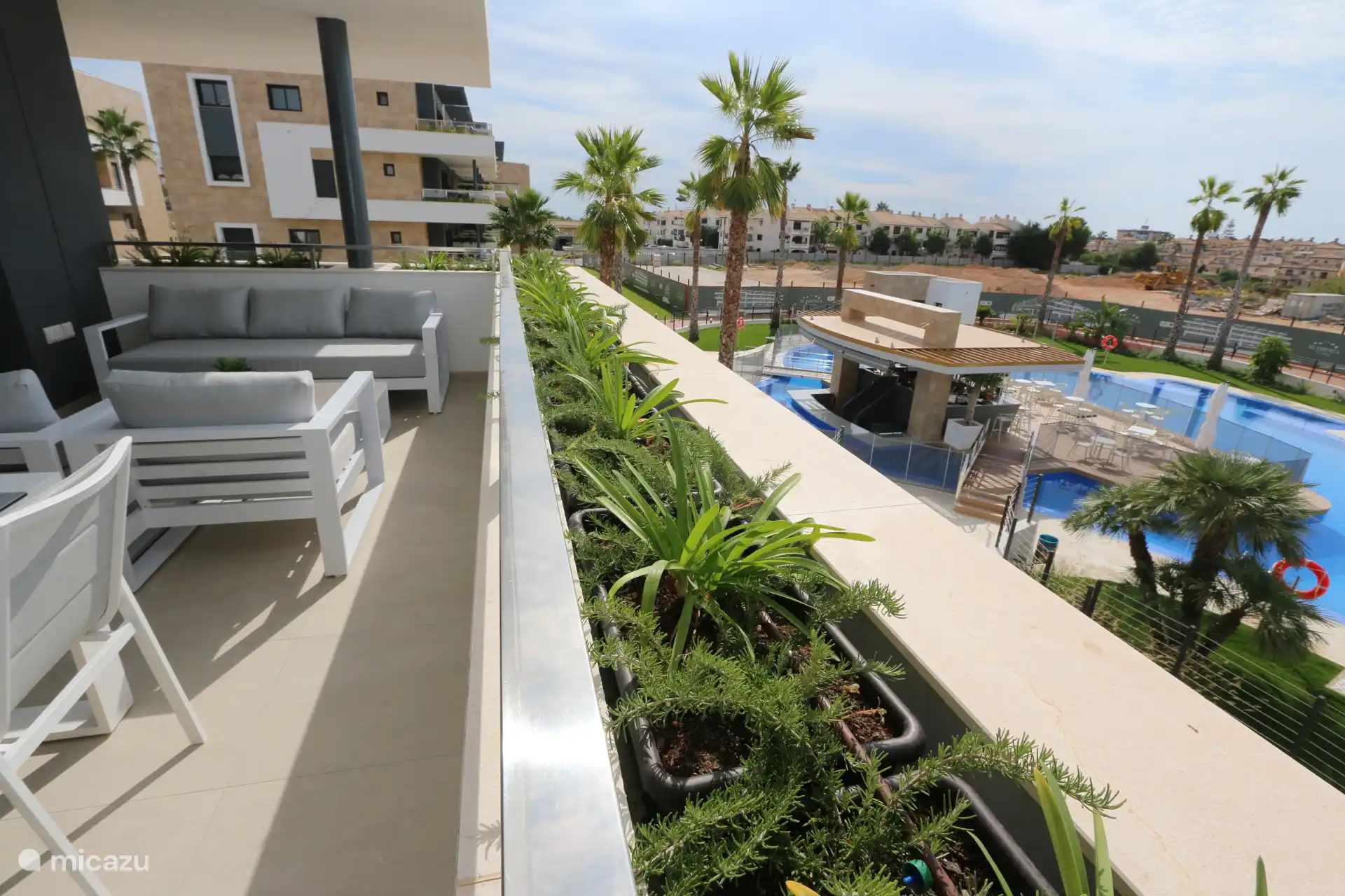 Balcón con juego de salón y juego de mesa