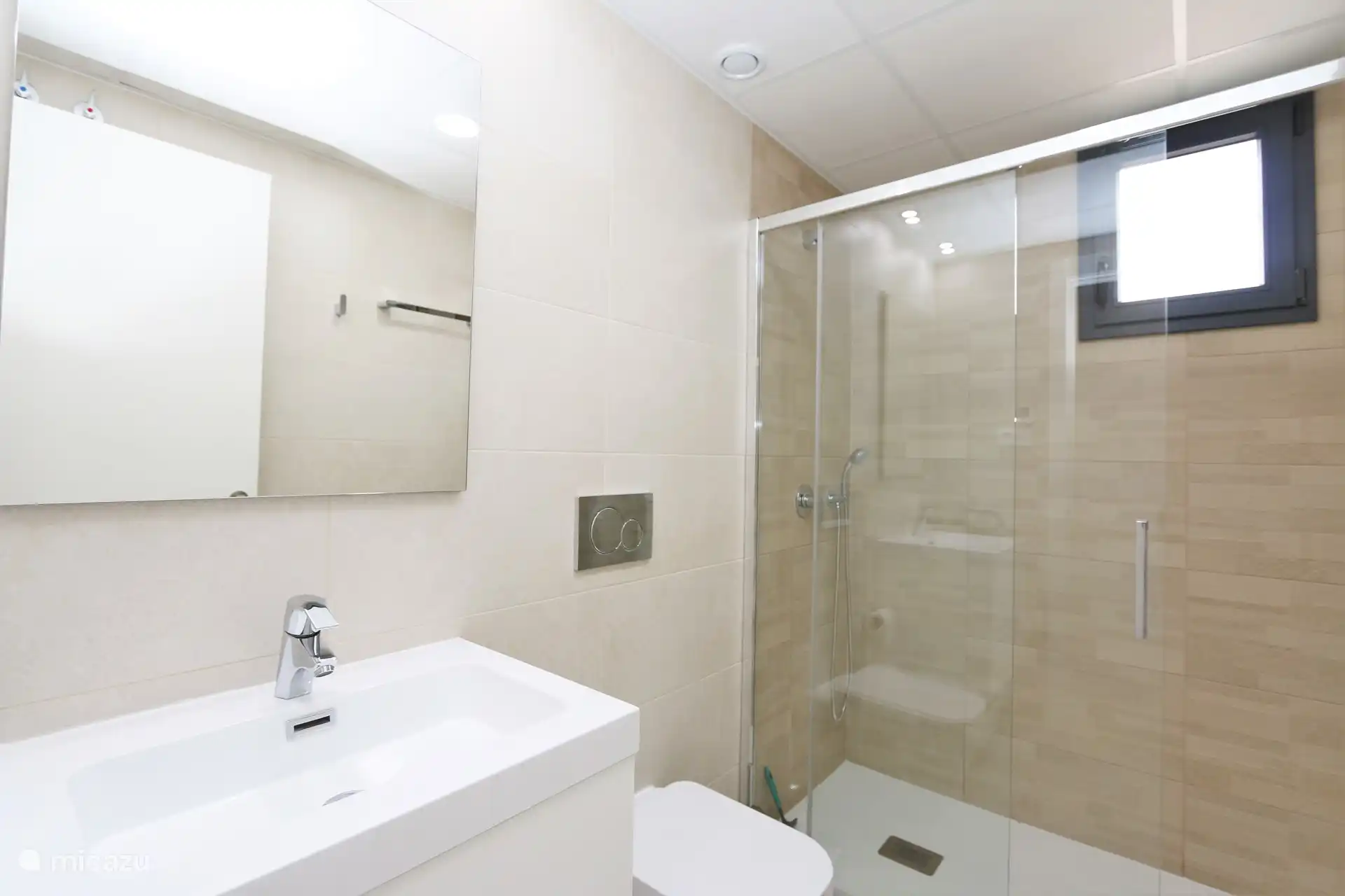 Cuarto de baño con ducha a ras de suelo